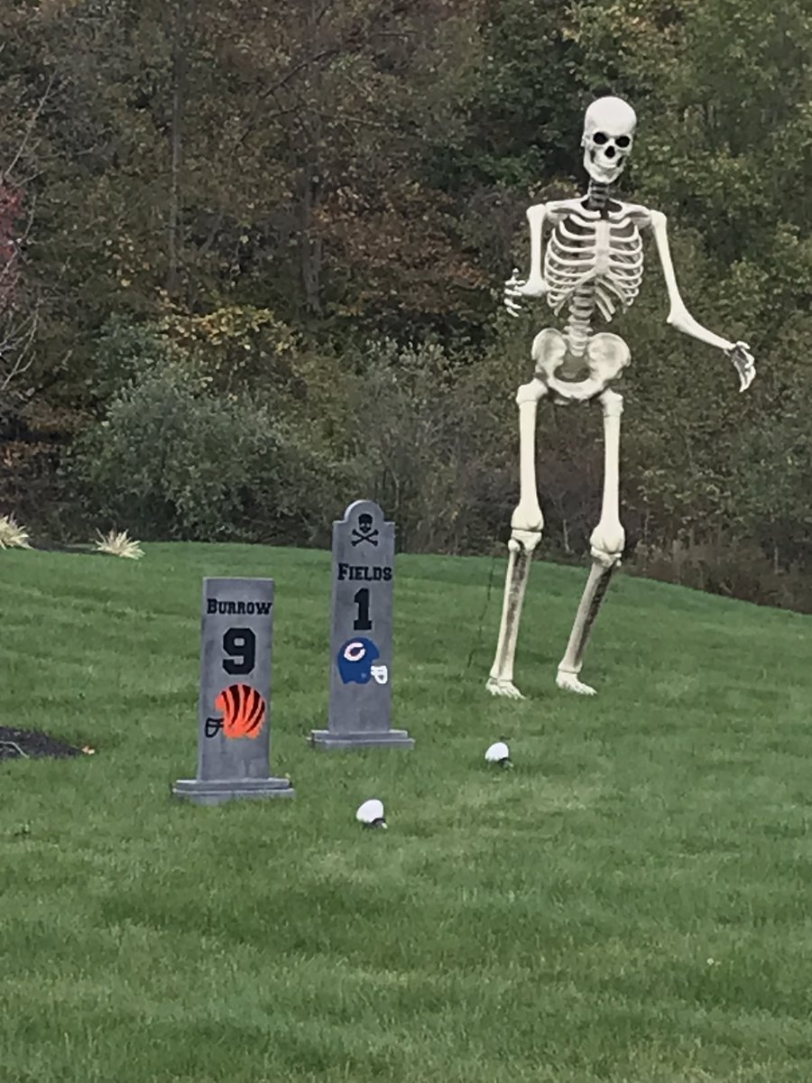 wkyc's tweet photo. Look: Cleveland Browns DE Myles Garrett turns yard into quarterback graveyard for Halloween
https://t.co/ByhqM2BSQ1 https://t.co/wNLlJtOkVo