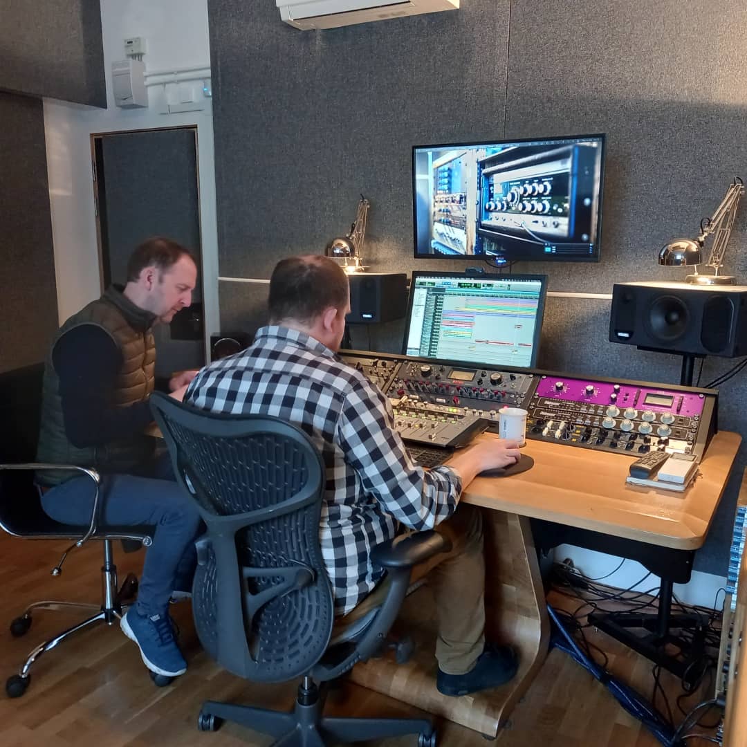 KennyMacKenzie's tweet photo. Another successful day at #SlateroomStudio with arranger @WMarshallmusic great to get the #highlandpipe tracks down...just a bit knackered after all the blowing... #tradtunes #scottishmusic #bagpipes #outofcondition https://t.co/CnWUmq2AE7