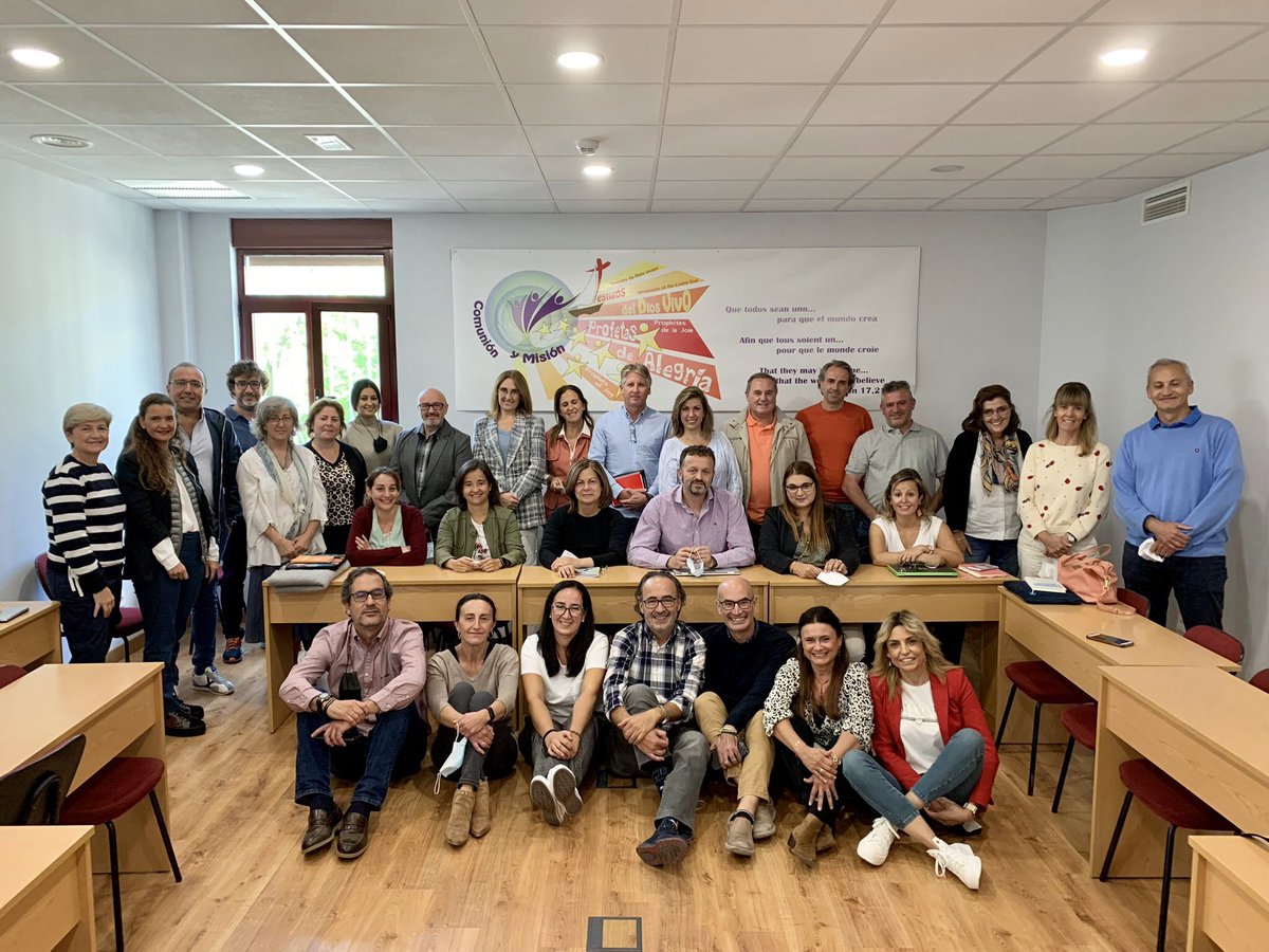 CotoYcm's tweet image. Encuentro de líderes pedagógicos Vedruna. “Pensar en grande” para conseguir verdaderas comunidades de aprendizaje #somosvedruna #pactoeducativoglobal #projectlab @CheloELT @CarmelitasSF @damibuenvaron @pjimenezdiaz @SagradaSevilla @toniTYC @Marlarario