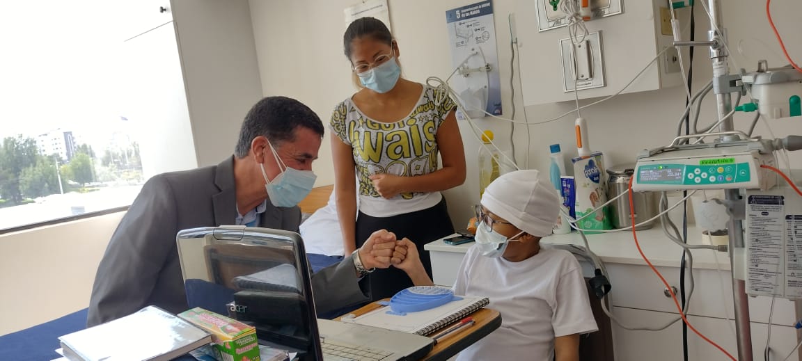 EnriquePerezG56's tweet photo. Gracias a la dedicación de familias como las de Justin y el trabajo de médicos y docentes, se garantiza la educación de los estudiantes en #AulasHospitalarias; Solca es un gran ejemplo de servicio, gracias a su presidente Jorge Cevallos por recibirnos y ser parte de este sueño. https://t.co/D8vTq1Hhxe