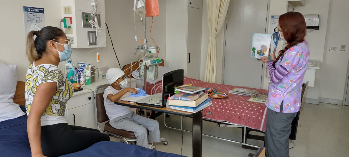 EnriquePerezG56's tweet photo. Gracias a la dedicación de familias como las de Justin y el trabajo de médicos y docentes, se garantiza la educación de los estudiantes en #AulasHospitalarias; Solca es un gran ejemplo de servicio, gracias a su presidente Jorge Cevallos por recibirnos y ser parte de este sueño. https://t.co/D8vTq1Hhxe