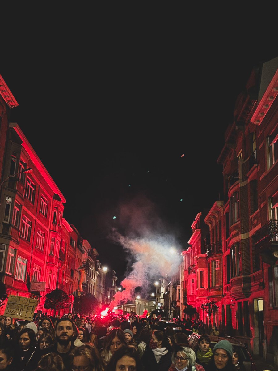 MargauxDeRe's tweet photo. « Nous sommes fortes, nous sommes fières, et féministes et radicales et en colère. » 🎶 

Bruxelles traversée par des centaines de femmes 💪 Ce soir n’est pas une soirée comme les autres.

#bruxelles https://t.co/fyoyzXXx9N