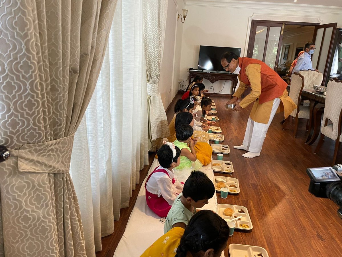 blsanthosh's tweet photo. BJP CMs performing Kanya Poojana on the auspicious occasion of Mahanavami . @myogiadityanath @ChouhanShivraj @pushkardhami https://t.co/c3l9ytTisE