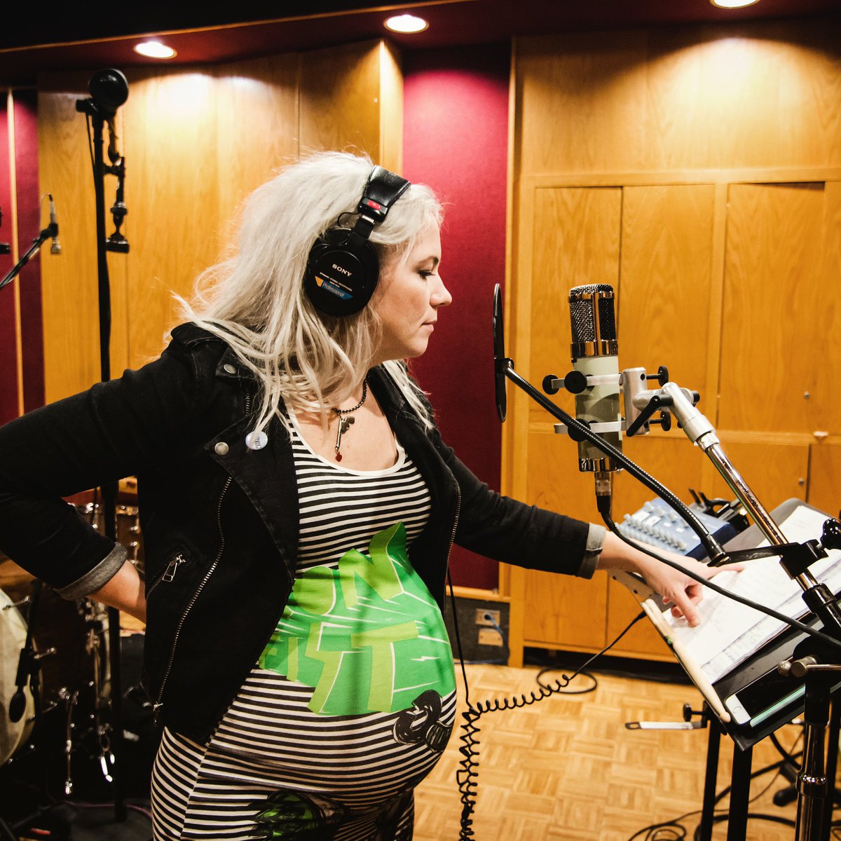 TheDollyrots's tweet photo. #throwbackthursday 5 years ago! Tracking vocals for the โWhiplash Splashโ LP and VERY pregnant, gave it something extra!
#dollyrots #recording #poppunk #pregnant #punkmom #singer #whiplashsplash #dollyrotslp7
๐ธ @TMChrisBarber https://t.co/YHobGfMw3X
