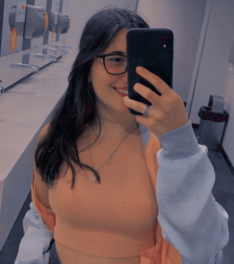 thefateofbarb's tweet photo. Llegando tarde siempre pero bueno  jsjsjs soy Bárbara, estoy en el fandom desde el principio aunque por la uní y no conocer mucha gente ando alejadita :( Amo la serie y mi fav es stella. Soy simpática y sociable pueden hablarme cuando quieren 💖  #Integracionfate https://t.co/8YTqHahL7R