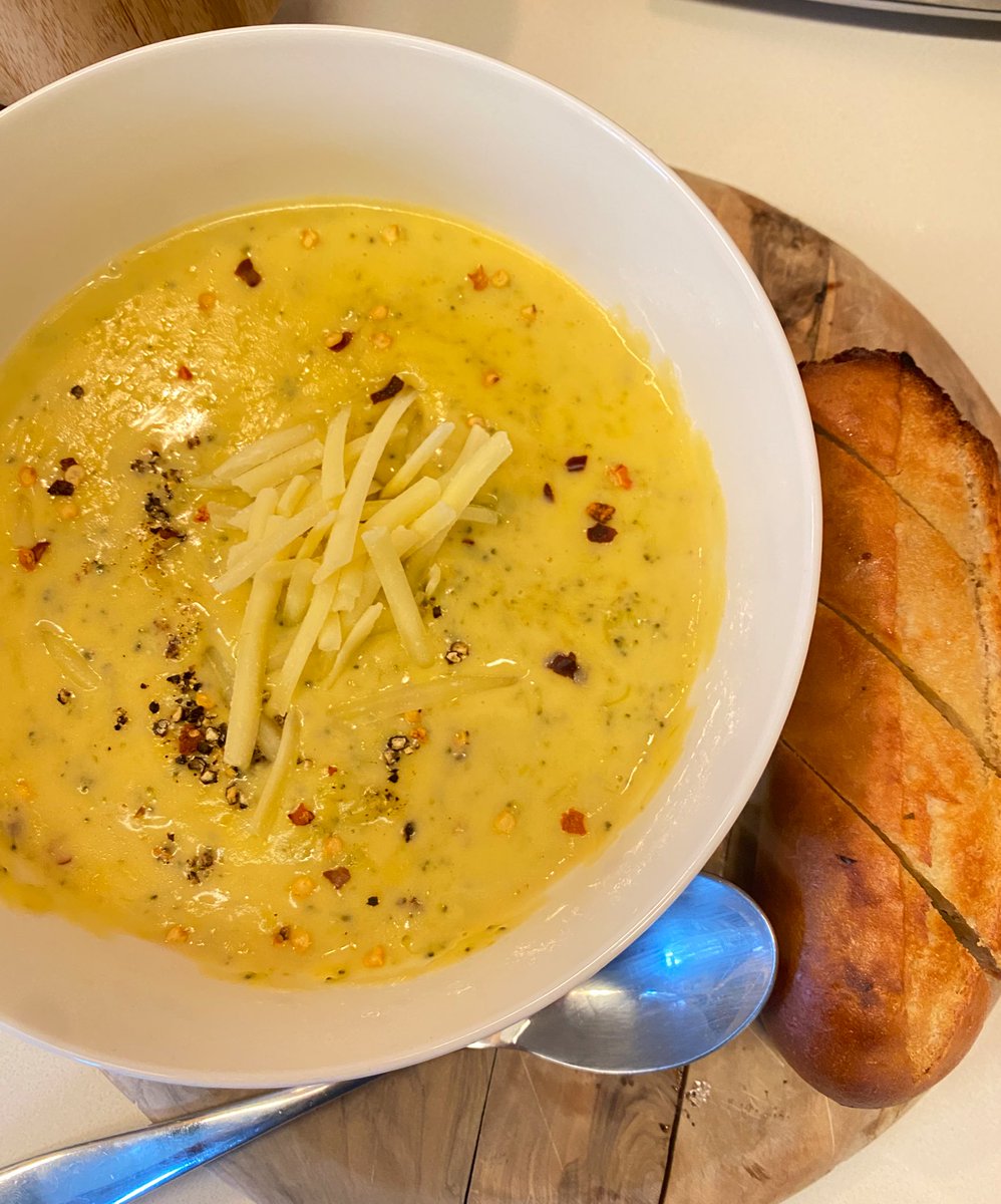 Simon_SoupPro's tweet photo. Need a little hug π€ after a long hard day? Why not homemade Broccoli π₯¦ & Cheddar π§ Soup π₯£ with a toasted garlic bread π₯ to take away those Thursday blues @HelloFresh #HelloFreshPics #SoupaMan #Soup #Foodie #HomeCook #FallCook https://t.co/OsS2dKvGMC