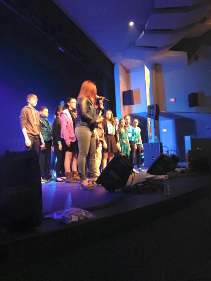 BlueJupieGrpie's tweet photo. Oh haayyyy that’s my girl @Diana_Preisler ! Doing what she’s does best!💙😍🙌🏻
#BlueJupiter #bluejupiterband #acapella #music #singstrong #ThrowbackThursday https://t.co/oDTPTEVb03