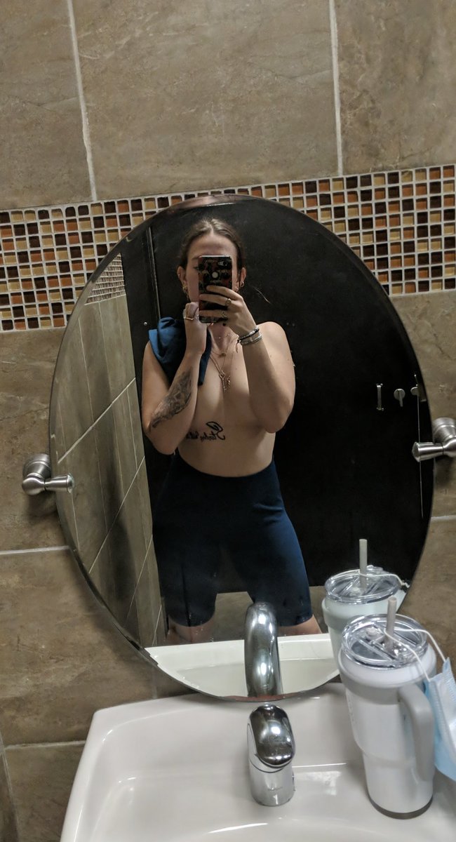Freakyfran1369's tweet photo. Showing off for you post workout. More posted to my OnlyFans. Go subscribe! #lockerroomselfie #bathroomselfie #onlyfans #linkinbio https://t.co/8EcpBcL7uO