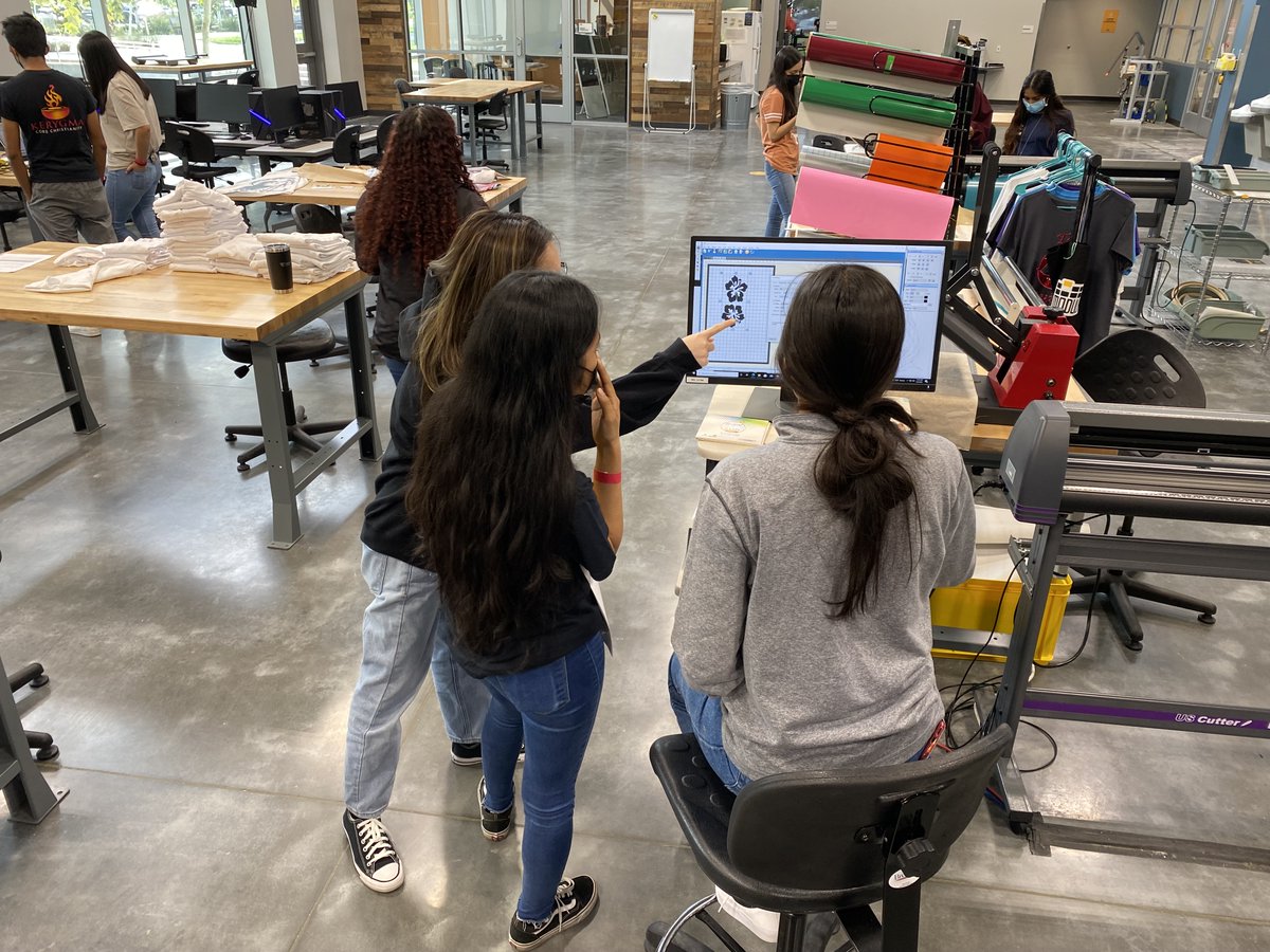 whi_hcc's tweet image. IDEAS Academy Educator @MsPlatt2 and her amazing Health Science students have been working in @whi_ideastudio developing their #creativitymindset and #digitalfabrication skills @WeAreHCCS @AliefISD @Alief_Career