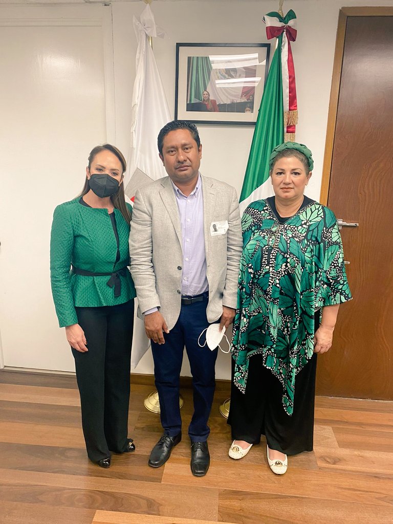 CarmelitaRicdzV's tweet photo. Disminuir impuestos a productores artesanales de mezcal es tan importante que se han sumado Diputados Federales de la fracción @PRI_Nacional, integrantes de la Comisión de Hacienda y los integrantes de la de Presupuesto para concretar la iniciativa.

¡Es por nuestros paisanos! https://t.co/c7bPVkQcaL