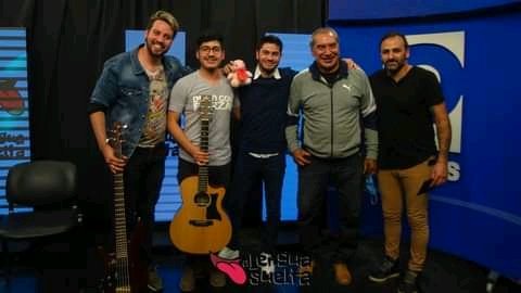 alenguasueltaok's tweet photo. Tremendas postales nos dejó el programa número 15! 🎊🎉 Invita2 de LUJO: el ex fútbolista ⚽ Alfredo "El Tanque" González, el productor y conductor de FM La Plaza Tomas García Senin 🎧🎙️🎶 y la banda invitada HATS ! Noche inolvidable ! #ALenguaSuelta to2 los jueves por @TV2SALTA https://t.co/FLCaMpvmo1
