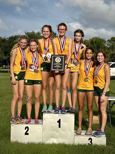 Siemers_XC_TF's tweet photo. Stratford, these girls are district champs and scored a PERFECT 15 at District. (That’s a 1-5 finish), with all 7 girls finishing in the top 10. 🙌
@a_sciretti 🥇
@AllieWeinhardt 🥈
@SienaYoder 🥉
@MaggiePearce17 (4th)
@niamhm_c (5th)
@allison_goods (9th)
@MeganBroom2 (10th) https://t.co/3R37Cnznyb
