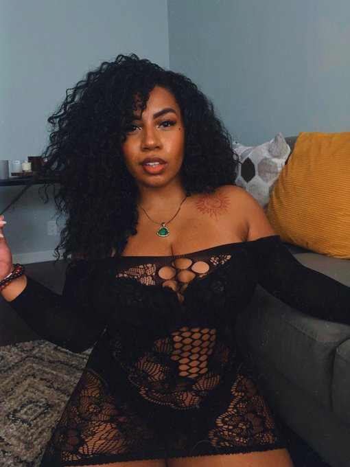 Way 2 sexy 🖤 https://t.co/ZgKxLwqibR