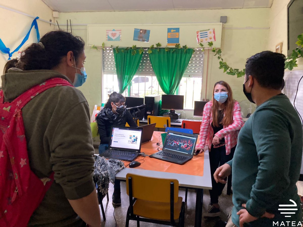 MateaSocial's tweet photo. Matea participó en la Expo Provi organizada por @CEdProvidencia en donde pudimos compartir con la comunidad educativa el trabajo que realizan los chiquilines del Curso de #Programación y lo que han aprendido. 
¡Un día diferente para compartir lo que hacemos desde Matea! 😊 https://t.co/RtUWAdnoyr