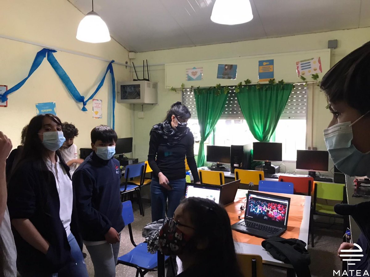 MateaSocial's tweet photo. Matea participó en la Expo Provi organizada por @CEdProvidencia en donde pudimos compartir con la comunidad educativa el trabajo que realizan los chiquilines del Curso de #Programación y lo que han aprendido. 
¡Un día diferente para compartir lo que hacemos desde Matea! 😊 https://t.co/RtUWAdnoyr