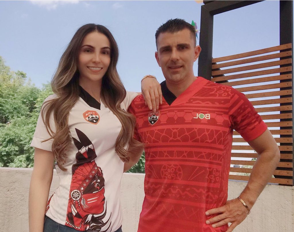 Salcedo_Hugo's tweet photo. Muchas Gracias @BolFootball por los presentes, diseños espectaculares, exclusivos, cómodos y sobre todo originales ya que representan la cultura y tradiciones de 🇹🇹. 👕🔝👌🏼 #PorLasQueMueres⚽️ https://t.co/fIp7Smc1NZ