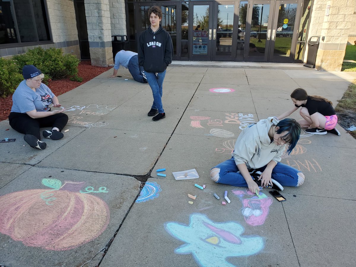 ArtDcg's tweet photo. Having fun with art club on a beautiful day! #dcgexcellence https://t.co/RNEgpGos4Z