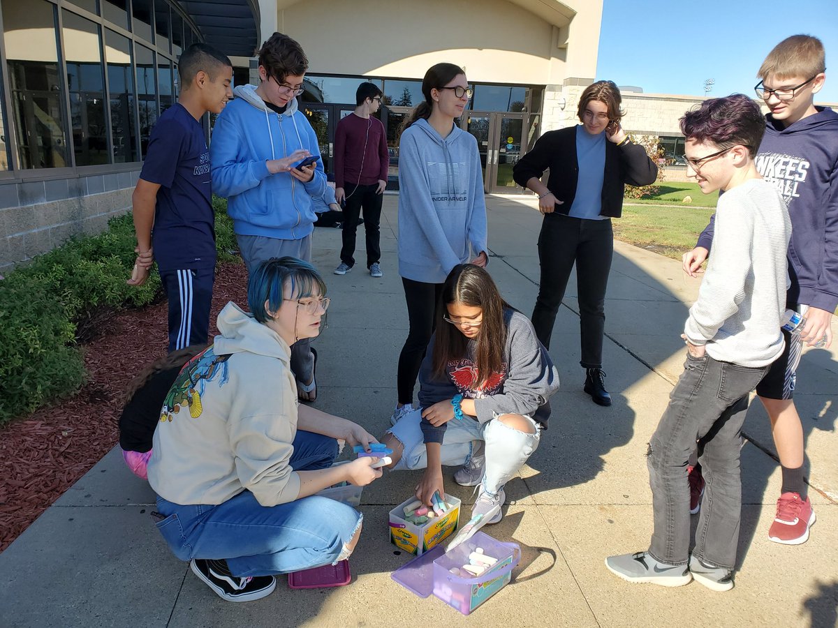 ArtDcg's tweet photo. Having fun with art club on a beautiful day! #dcgexcellence https://t.co/RNEgpGos4Z