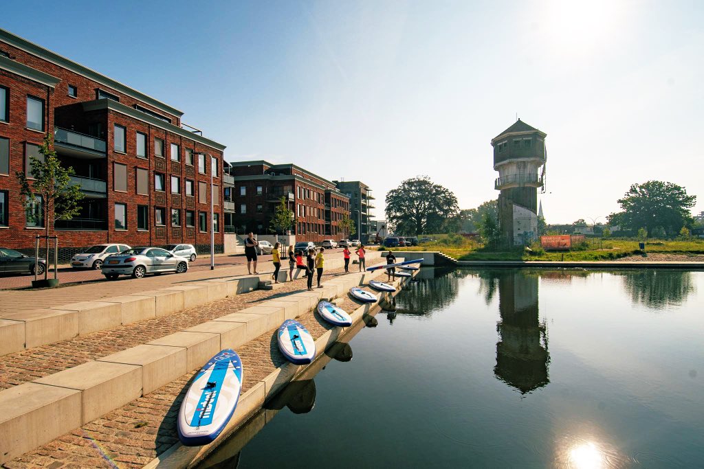 Op <a href="/indie_almelo/">Indië_Almelo</a> is 't heerlijk stedelijk wonen. Het is de aantrekkelijke combinatie van historie, water en groen én op steenworp afstand van de binnenstad. Een wijk die anders is én gewild. De Twentse Vastgoedprijs 2021 is een terechte waardering voor <a href="/TerSteegeGroep/">Ter Steege Groep</a>. Van harte!