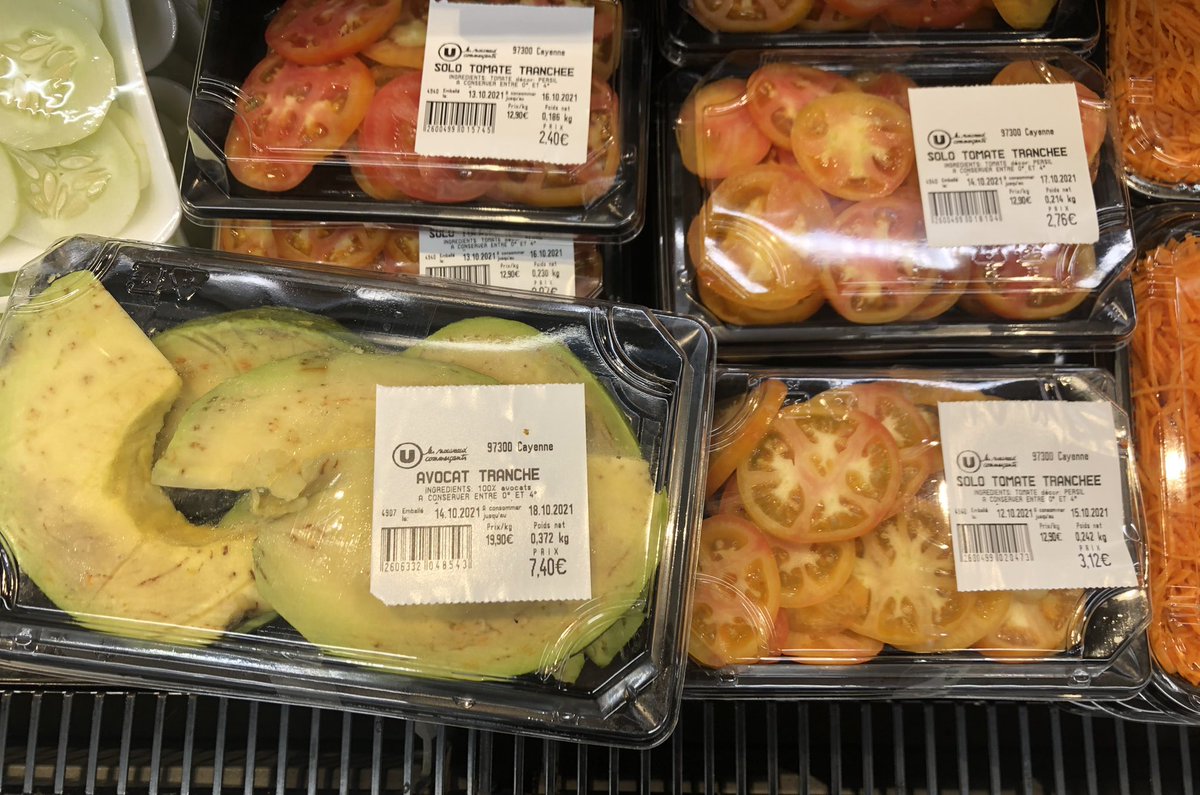 Tlechatvega's tweet photo. Toujours plus ! En Guyane, @ULesCommercants proposent 🍅 et 🥑 tranchés sous 1 montagne de plastique à 13 et 20€ le kg ! Rappel : ici 1 personne sur 2 vit avec - de 550€/mois. ⚠️ STOP #climat #plastique #déchets #pouvoirdachat https://t.co/oVq9yd7qtb