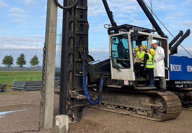 onshuis's tweet image. Leolux Furniture Group (LFG) laat in Breukelen een Experience Center bouwen. De eerste paal werd vandaag geslagen door de 4e generatie van het familiebedrijf. 
debeverarchitecten, #gevavastgoed, #i29, #leolux, #lfg, #leoluxfurnituregroup, #gevavastgoed
interieurjournaal.com/eerste-paal-lf…