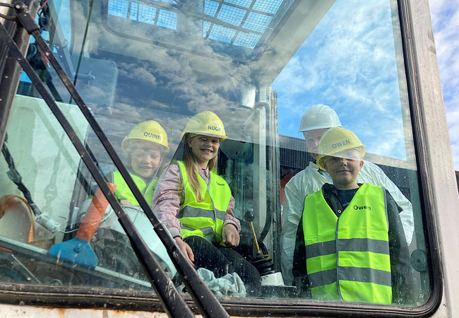 onshuis's tweet image. Leolux Furniture Group (LFG) laat in Breukelen een Experience Center bouwen. De eerste paal werd vandaag geslagen door de 4e generatie van het familiebedrijf. 
debeverarchitecten, #gevavastgoed, #i29, #leolux, #lfg, #leoluxfurnituregroup, #gevavastgoed
interieurjournaal.com/eerste-paal-lf…