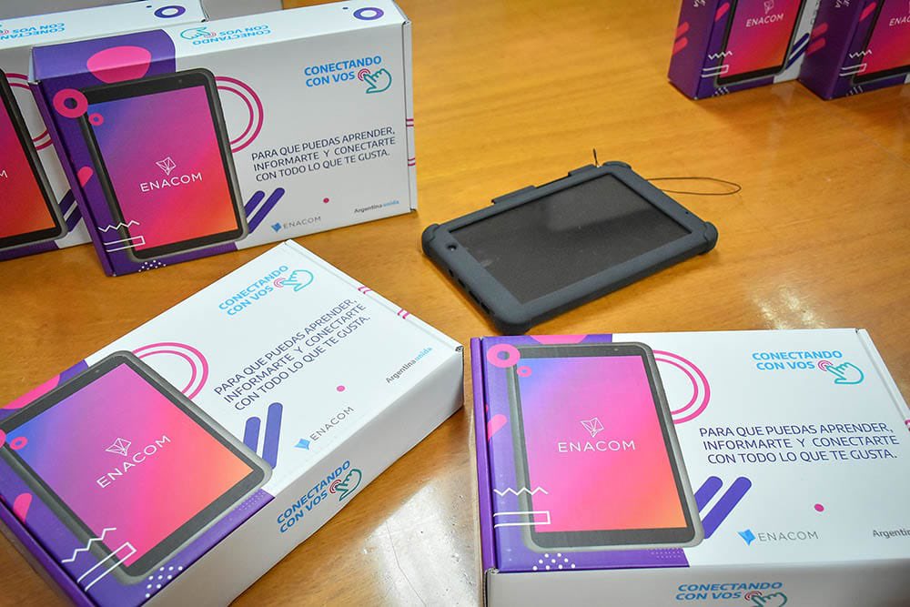 ricardo_villada's tweet photo. Hice entrega al intendente de #Tartagal Mario Mimessi de 300 equipos que serán distribuidos en barrios establecidos por @Renabap_Ar.
Seguimos trabajando para reducir la brecha digital en #Salta desde @GobiernoSalta junto a @ENACOMArgentina.
#SaltaDigital https://t.co/5JdxmzlzBM