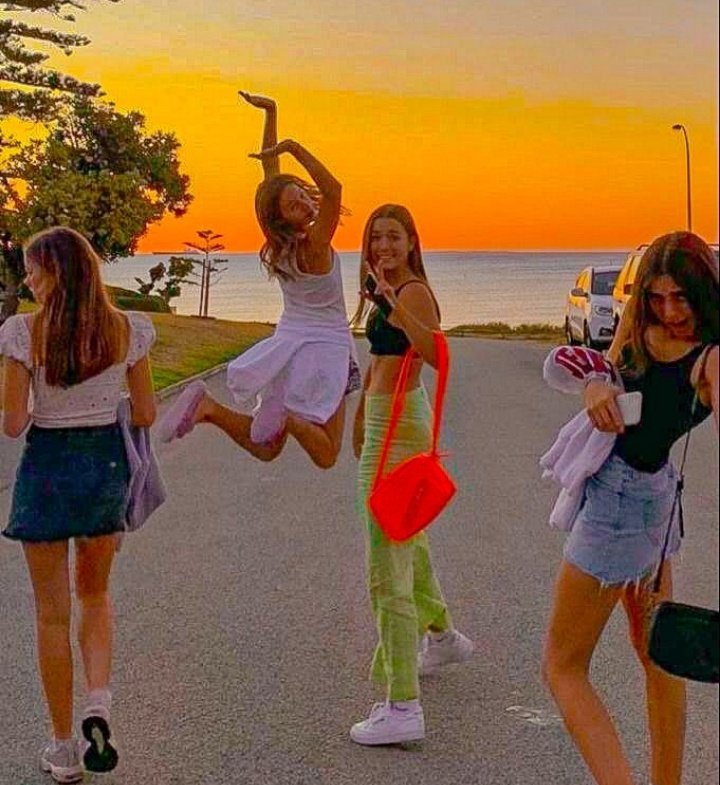 squad_We4_'s tweet photo. Friendship is all about Knowing each other's embarrassing moments 😅❤️  #We4 #bestfriends https://t.co/SMnuVadw8o