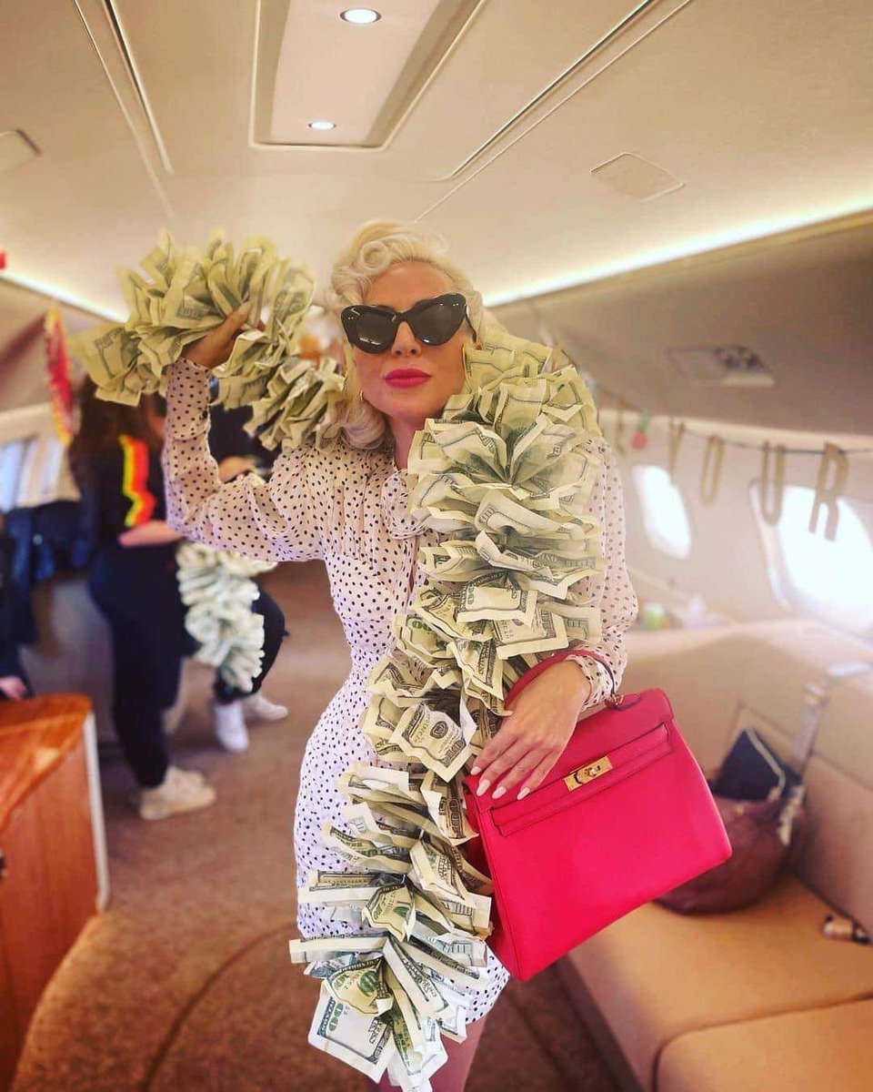 iinuu's tweet photo. To es saprotu, lēdijai pareizā gaume boa izvēlē 👍 #ladygagastyle https://t.co/G1qIAUyYHb