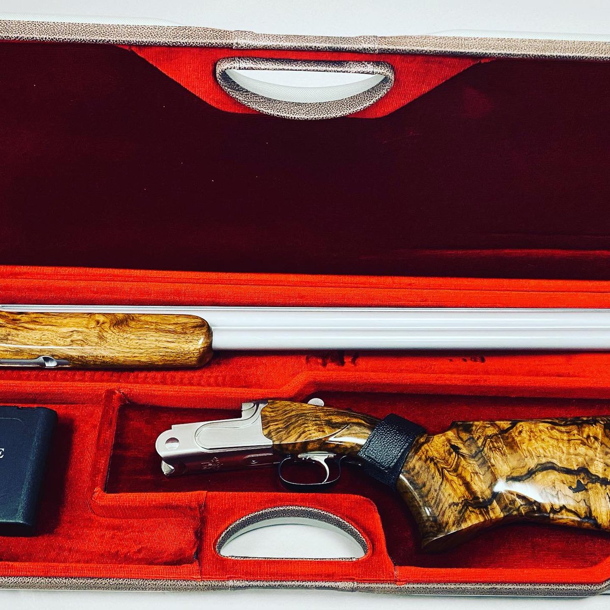 We have just waved goodbye to this lovely Longthorne Sporter, it’s owner chose not to have chequering to show if the wood, and keep the barrels silver. #heirloom #luxury #bespoke #longthorneguns