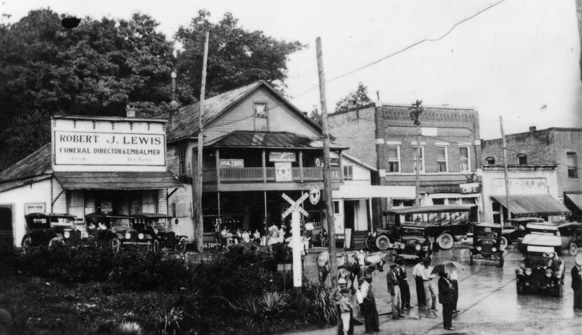 SV_Museum's tweet photo. Valley Rewind: This c1920s photograph from SVM's archives shows the Robert J. Lewis funeral home on Sutton Avenue in Black Mountain. Learn more here: https://t.co/Ub2melnn3u
#swannanoavalley #wnc #asheville #haunted #halloween #svmuseum #hauntedhistory #blackmountain https://t.co/UGLzVj6FHR