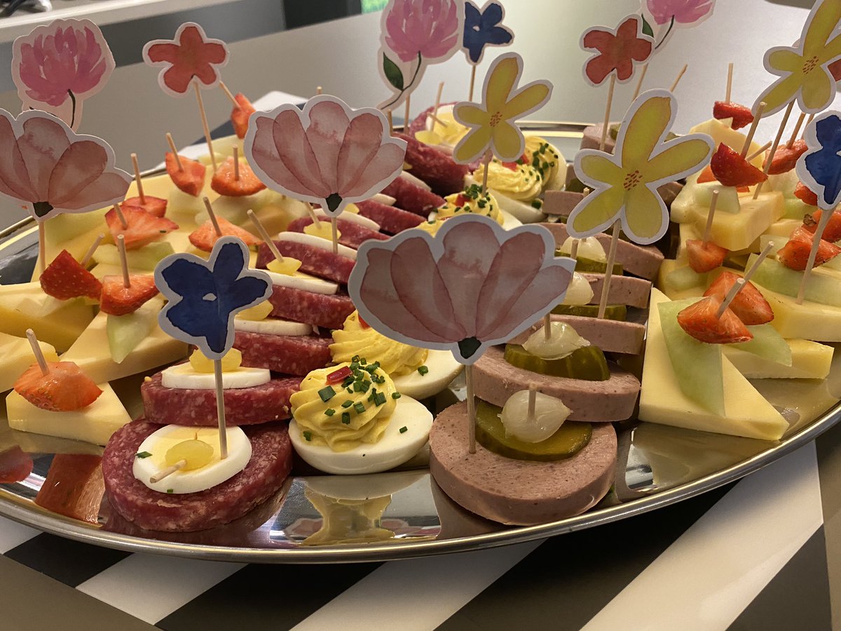 JerryHelmers's tweet photo. Serieus mensen… dit was ook mijn avond! 🥳🥳🥳🥳.
Presenteren / Gespreksleiding én zelf nog uitgebreid vertellen over de #MarketingCode is dus altijd een feestje!
#retailmarketing #communicatie #marketing #bbx
https://t.co/jj1M26DGa1 https://t.co/4kOYboEF08