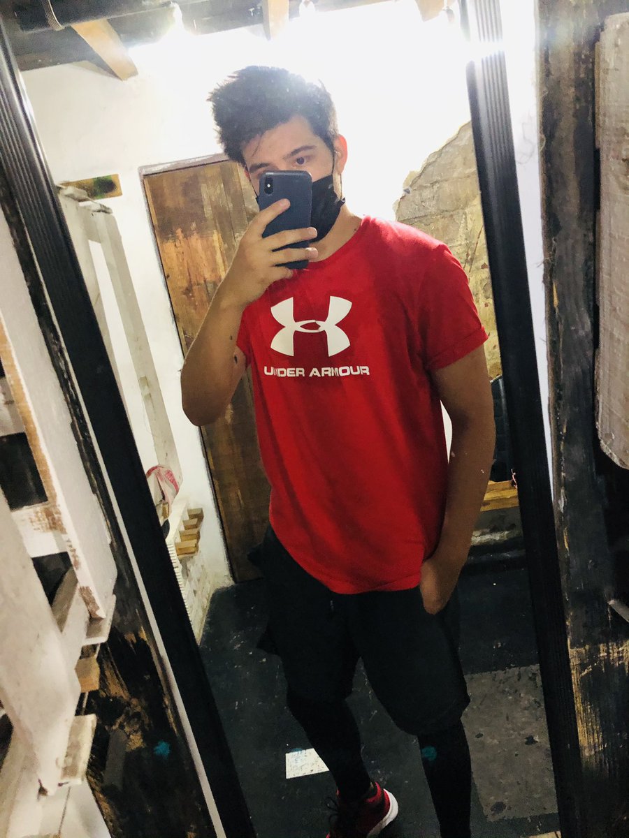 AxelBor's tweet photo. If you see this post a mirror selfie https://t.co/7NUSGcXXGm