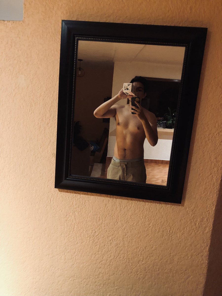 AxelBor's tweet photo. If you see this post a mirror selfie https://t.co/7NUSGcXXGm