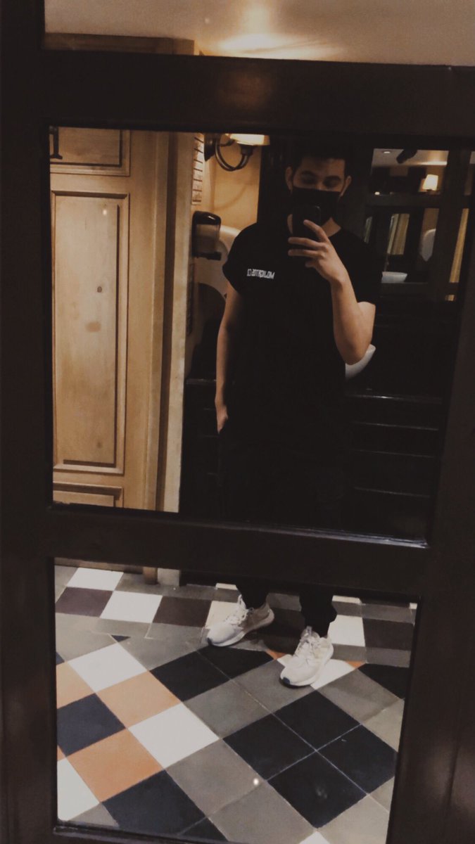 AxelBor's tweet photo. If you see this post a mirror selfie https://t.co/7NUSGcXXGm