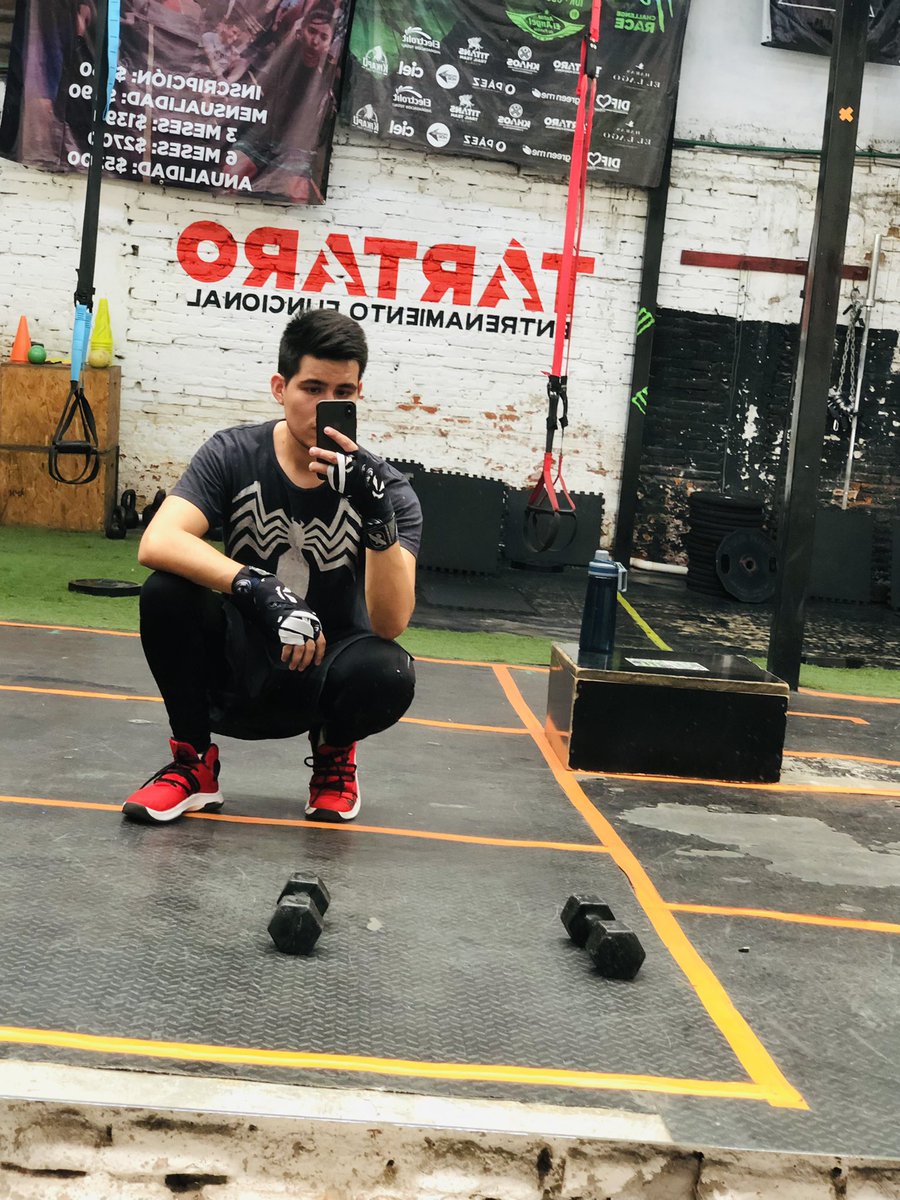 AxelBor's tweet photo. If you see this post a mirror selfie https://t.co/7NUSGcXXGm