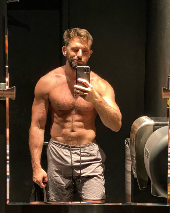 Mandatory bathroom selfie https://t.co/rD9kHlv81w