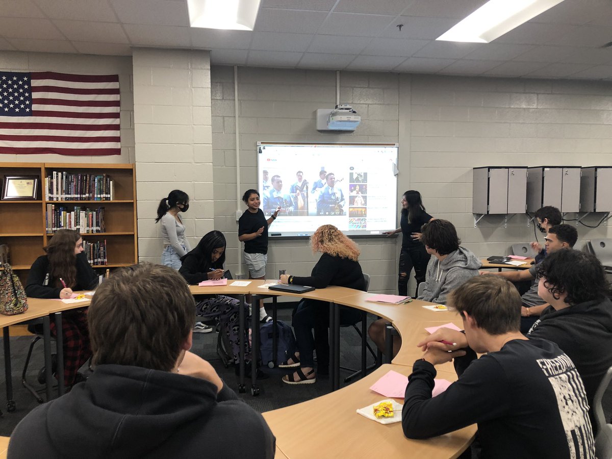 Whhs_SpanishRC's tweet photo. Learning about Hispanic countries! #todayinsparta #HispanicHeritageMonth2021 @WH_Spartans @ruby_rubia https://t.co/aLksX4xpDH
