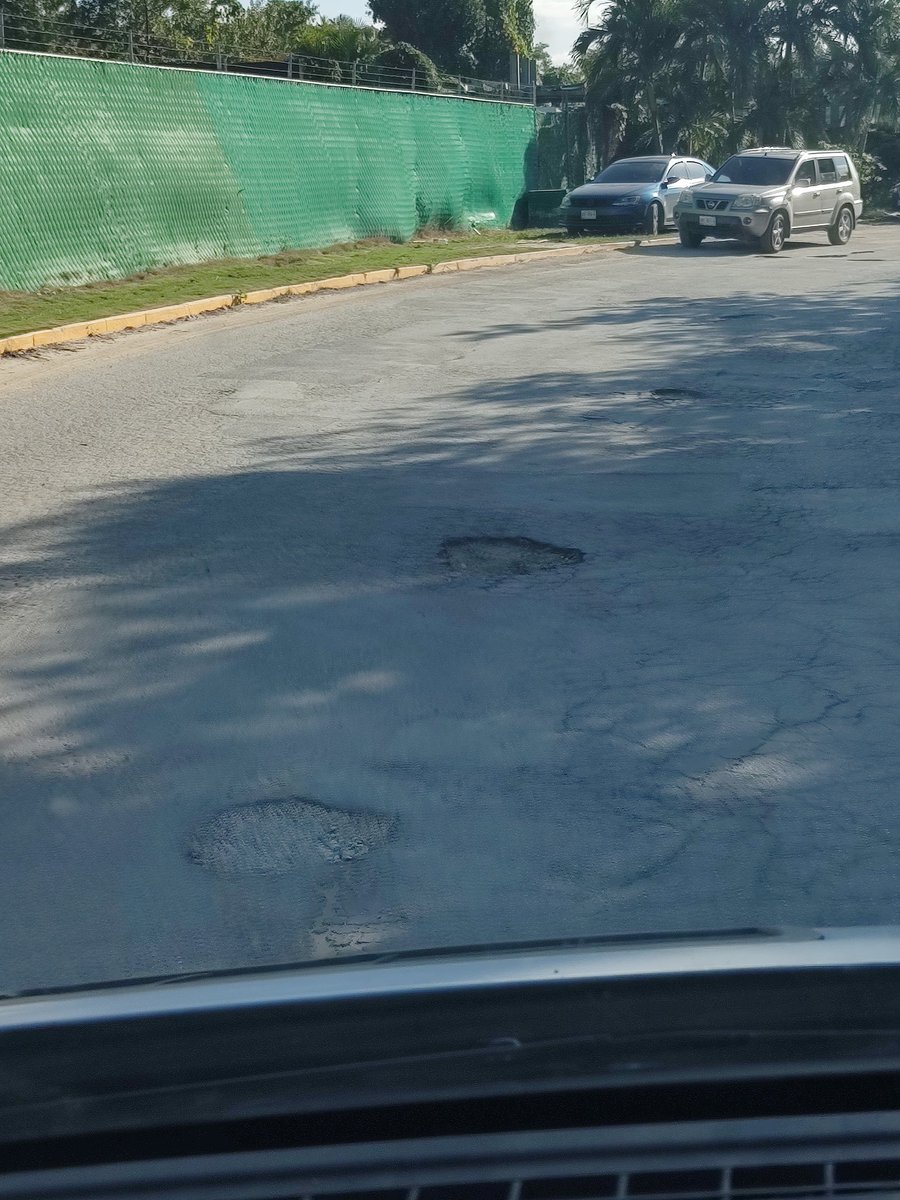 movimientoTOUR's tweet photo. De quién es la chamba de pavimentación del tramo detrás de @CrocoCunZoo
@LauFdzOficial ? Da pena mover turistas acá, parece zona minada o de tercer mundo, no cuadra con los hoteles de lujo que están a tu cargo fiscal. https://t.co/OrJC0dssGz