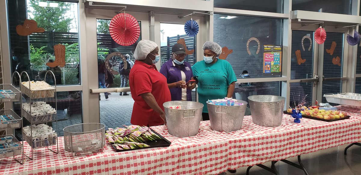 ChefJane2's tweet photo. The rain can't stop @HISDNutri #FallCookouts from providing #GoodFood &amp; #GoodFun to the students @FurrHS #WeSolveWeServeWeNourish https://t.co/qoI9uwARZJ