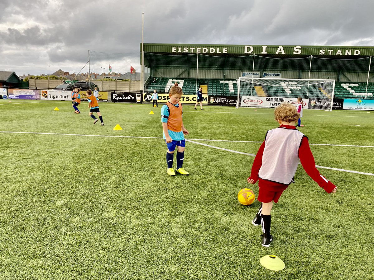 BmoCoaching's tweet photo. SKILL CENTRE β‘οΈ
Our Year 3 group working hard today! Our focus was on #passing π―
Da iawn Lloyd - Player & passer of the day! π―
@AberystwythTown
#bmocoaching #skillcentre #aberystwyth #football #peldroed #playerdevelopment #footballdevelopment #thebeautifulgame #partnerships https://t.co/Vb34Nirs10