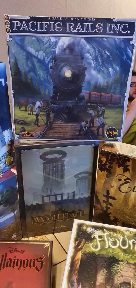 _Dealarii_'s tweet photo. Tag 1 des anstrengenden Con-Wochenendes: Ausbeute von der @SPIEL_Messe (auf Bildern). Morgen geht's nach Bonn zur @MagicConDE.♡
#SPIEL21 #MagicCon https://t.co/H7dLAFAgRf