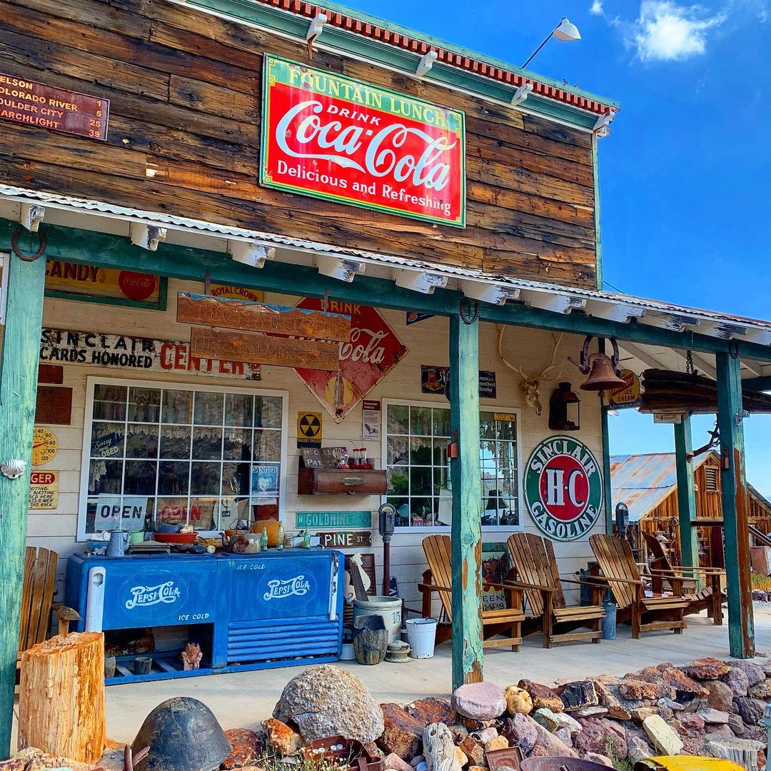 TravelNevadaBr's tweet photo. A Mina de Ouro #Techatticup no Eldorado Canyon é uma parada que vale a pena fazer. Além de tirar fotos interessantes. Há uma coleção eclética de carros antigos, equipamentos de mineração e o proprietário é uma grande fonte da história local.

#TravelNevada #HomeMeansNevada https://t.co/mzT89ElRmG