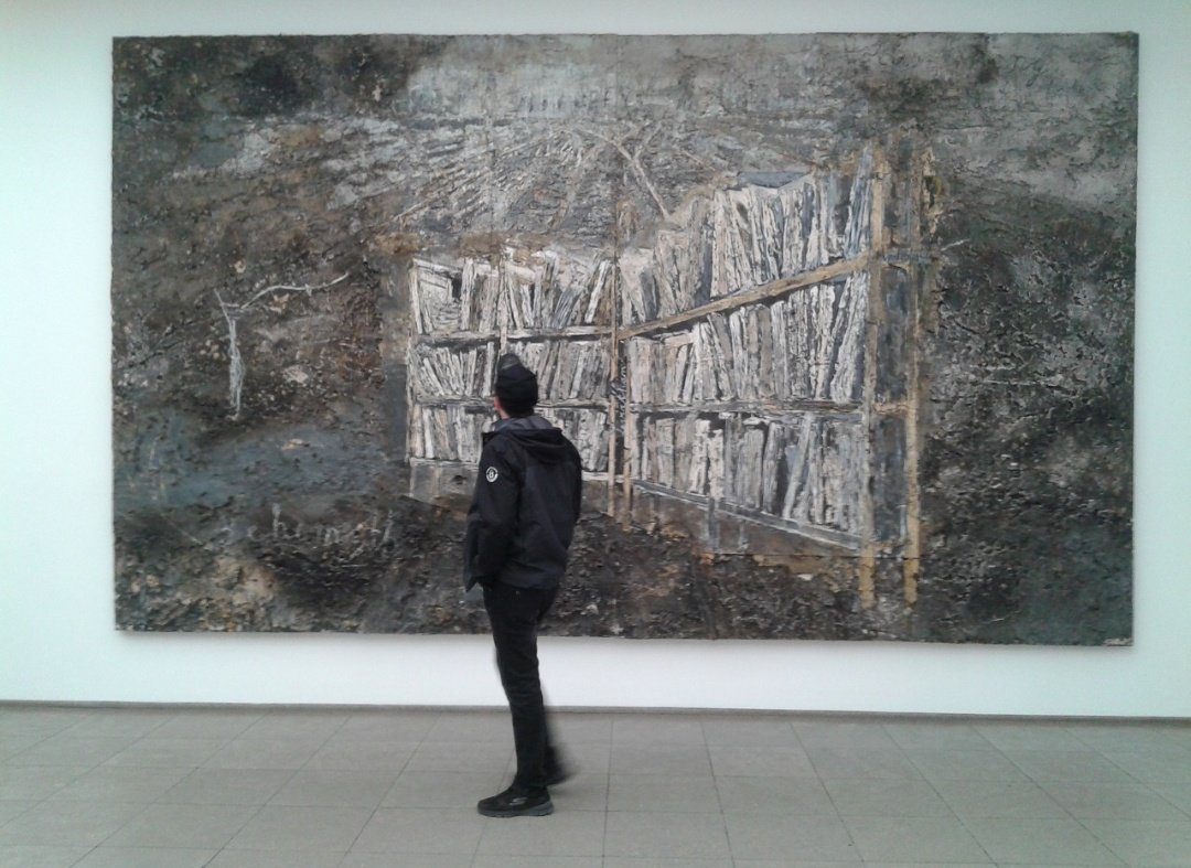 in front of one of the real masters in our era, #anselmkiefer, me.
#hamburgerbahnof