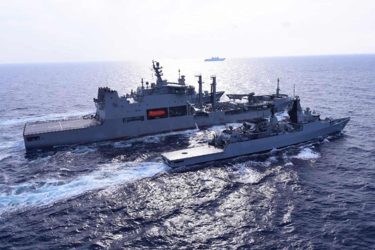 myjointforce's tweet photo. 𝐄𝐱 𝐁𝐄𝐑𝐒𝐀𝐌𝐀 𝐆𝐎𝐋𝐃 2021. 
Replenishment at Sea between HMNZS AOTEAROA,  KD LEKIU and HMNZS TE KAHA.

#50thAnniversary
#BerjuangBersama
#RisingTogether
#EmbraceThe50-5-5
#GoldenJubilee
#FPDA50 https://t.co/8Qy115eZpA