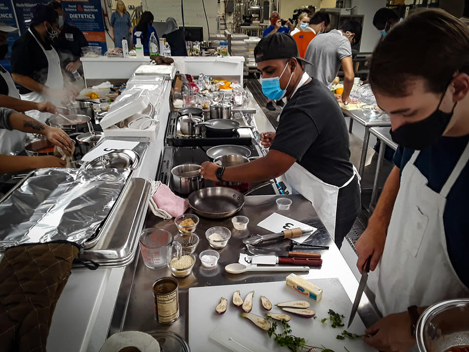 UF_IFAS_GFSI's tweet photo. Lots of amazing flavors at the FSHN Master Chef Competition, very impressed with the talent of all the teams today!
@UF_FSHN @UF_IFAS @FSI_UF_IFAS
#FoodWeek2021 #GatorsGiveandServe2021 https://t.co/6flAka8biM