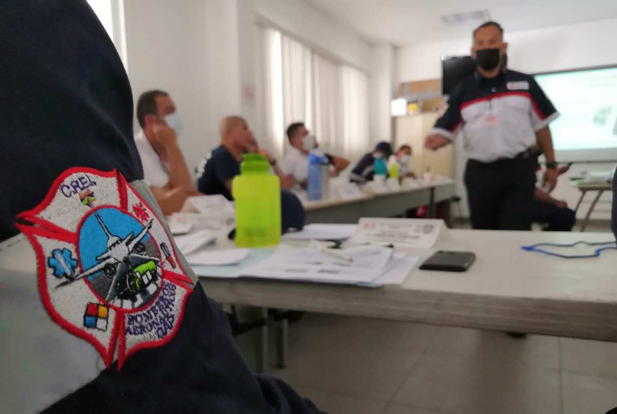 IPanzas's tweet photo. Hoy preparamos a los  profesionales de la respuesta a la emergencias. Los bomberos del @Aeropuerto_GDL se especializan en materia de rescate vehicular recibiendo el curso "Tecnico en Extracción Vehicular" Está vez, soy del equipo de @CruzRojaJalisco  #estamosformandoprofesionales https://t.co/122NnNJKin