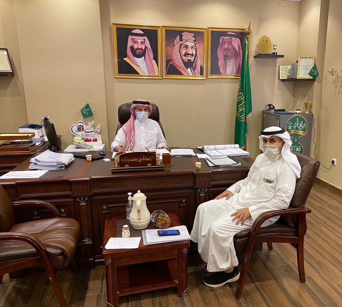 تشرفت ثانوية الانجاز بالهجرة بزيارة 
مشرف النشاط الطلابي الاستاذ /
وليد فهاد الجابري وكان في إستقباله  
مدير المدرسة الاستاذ /
اسامة محمد بانده