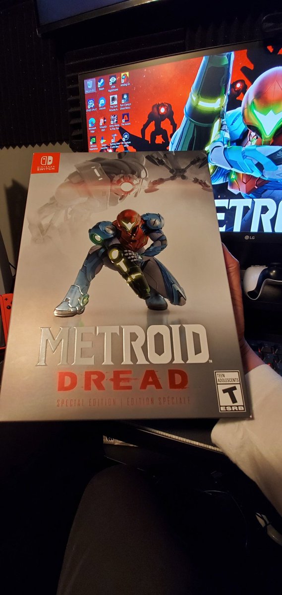D3MoNs_FaTh3rPR's tweet photo. Pues hoy llego esta joya de colección 😍❤ 

(La copia regular que compre se la regalare a un amigo de regalo de cumpleaños 😊) 

#MetroidDreadSpecialEdition #NintendoSwitch https://t.co/tODbg5TCIX