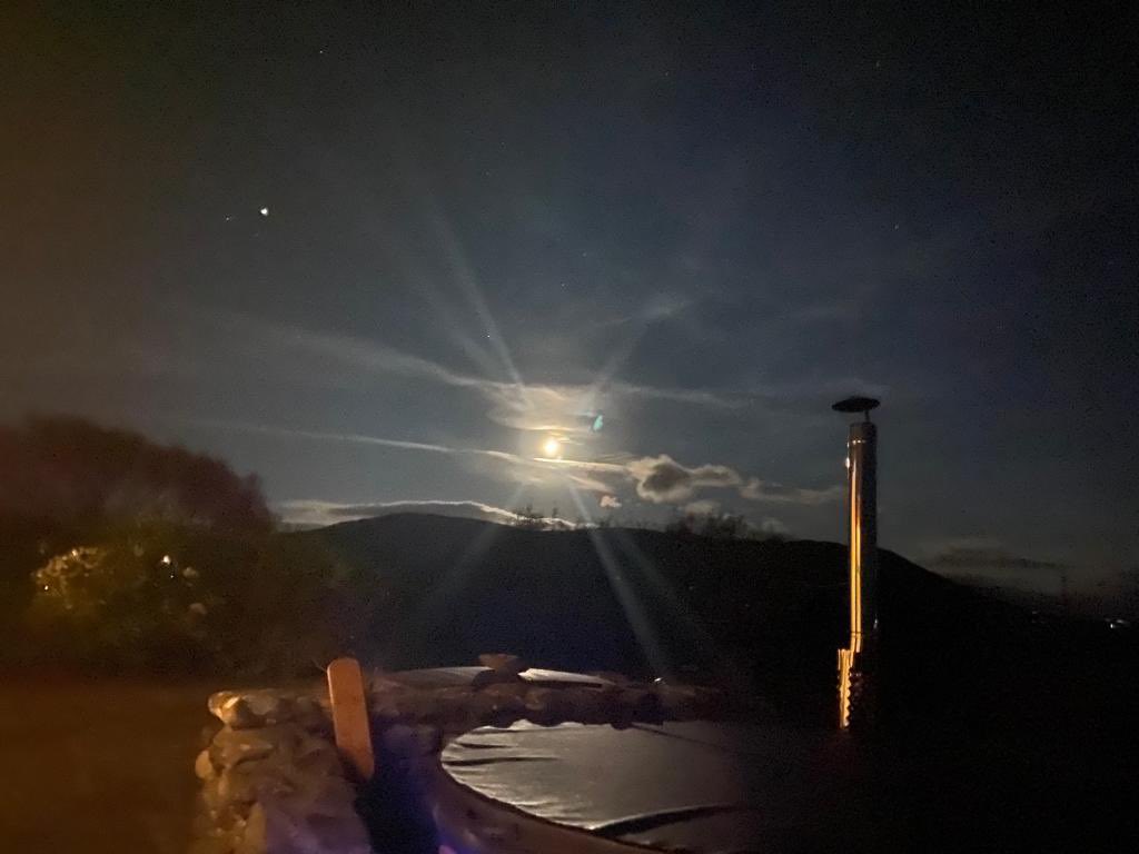 Beautiful #WestKerry moon with #Jupiter shining brightly from afar.
#dingle #corcadhuibhne @CeannSibealGC @DinglePeninsula @SouthWind_Blows @AstronomyIRL #ireland @Failte_Ireland
